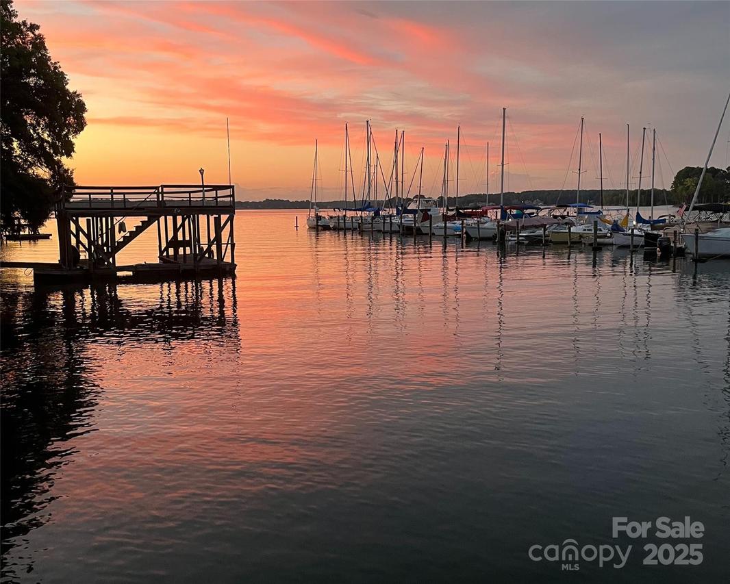 106 Teakwood Ln., Mooresville, NC 28117