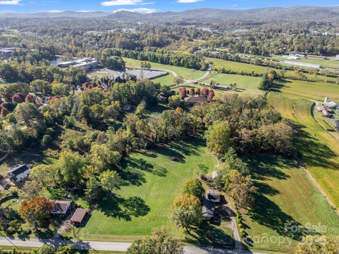 628 New Hope Rd., Flat Rock, NC 28731