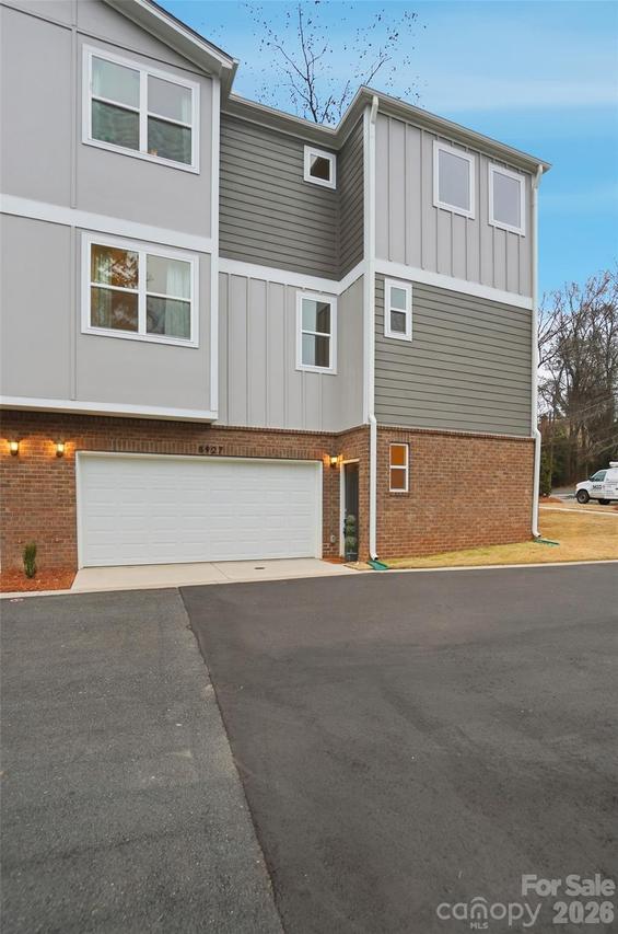 8927 Sharonbrook Dr., Charlotte, NC 28210