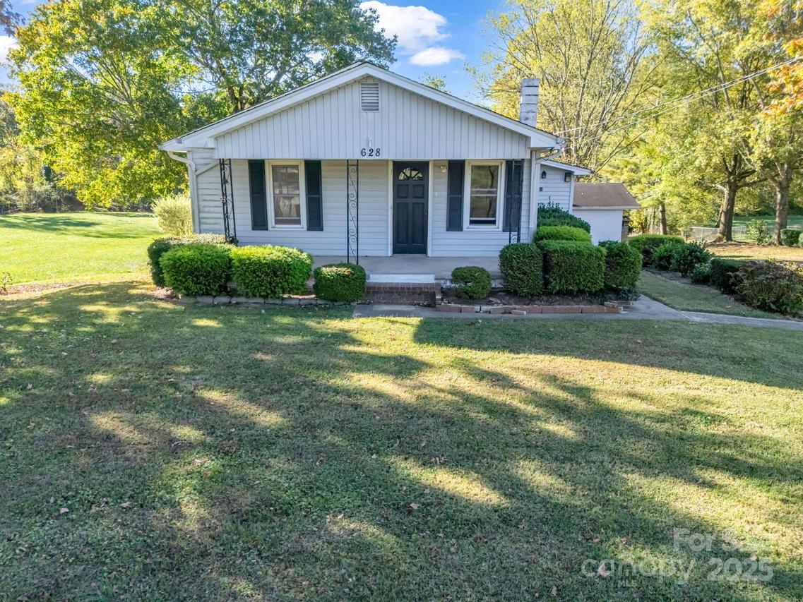 628 New Hope Rd., Flat Rock, NC 28731