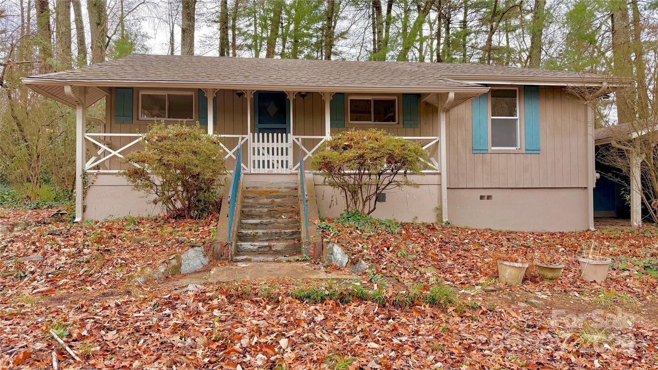 495 Armstrong Ave., Hendersonville, NC 28739