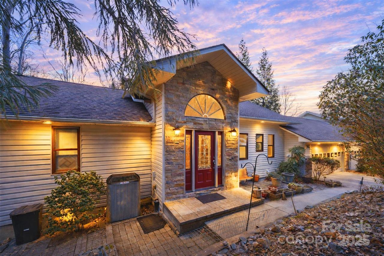 301 Qualla Cir., Brevard, NC 28712