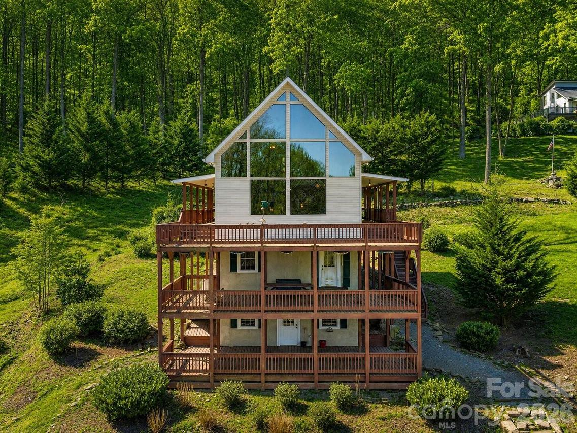 575 Twin Brook Dr., Waynesville, NC 28785
