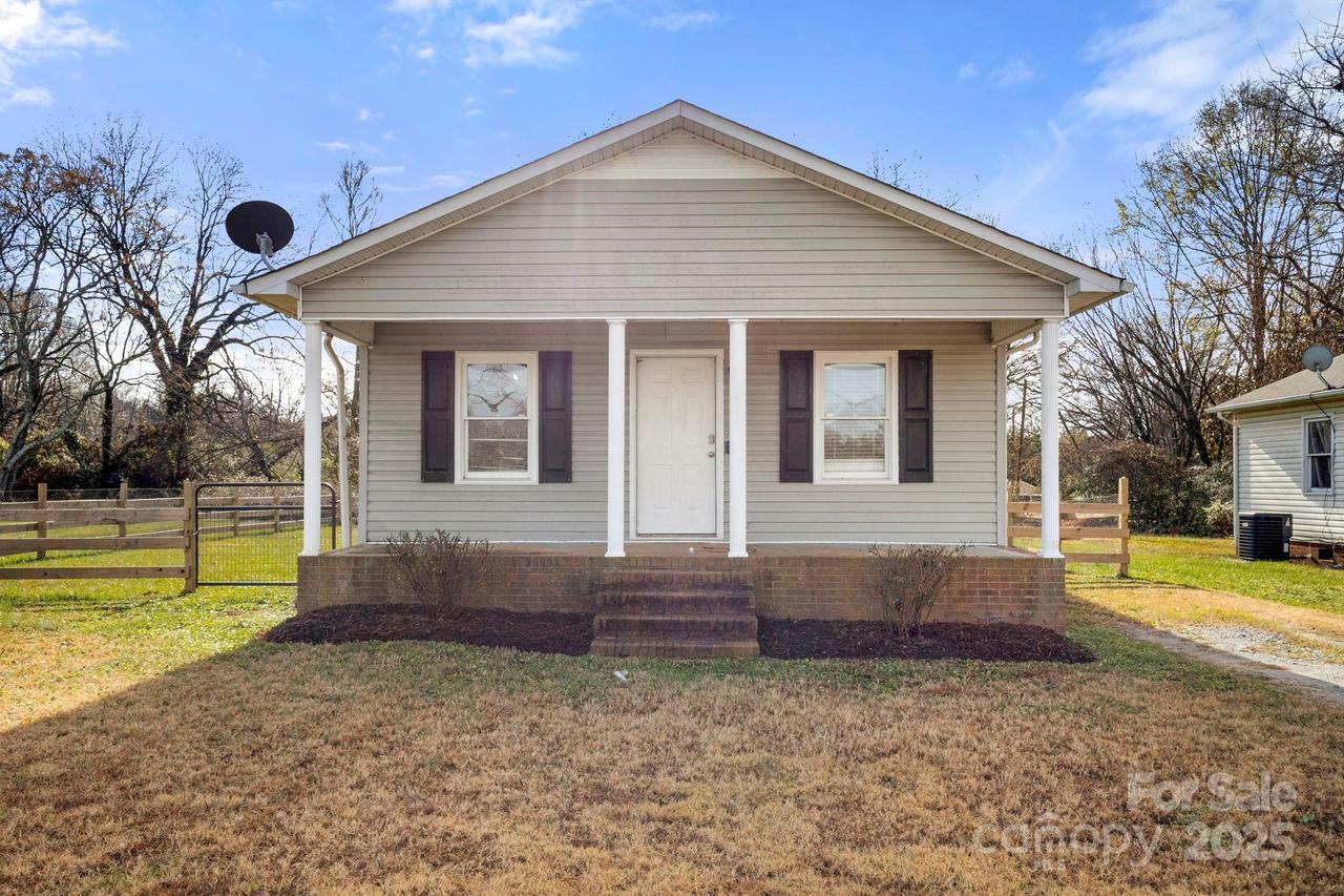 807 Willow Ln., Bessemer City, NC 28016