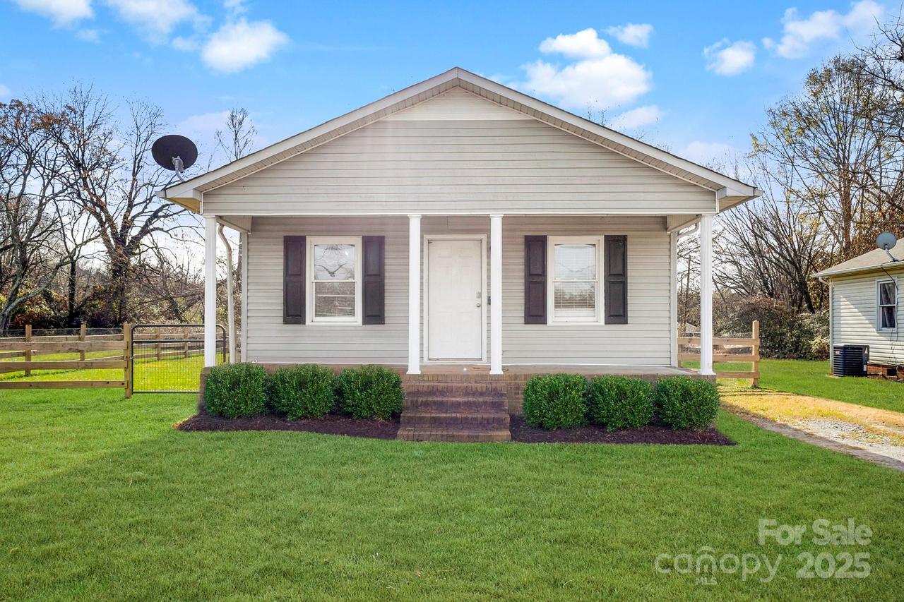 807 Willow Ln., Bessemer City, NC 28016