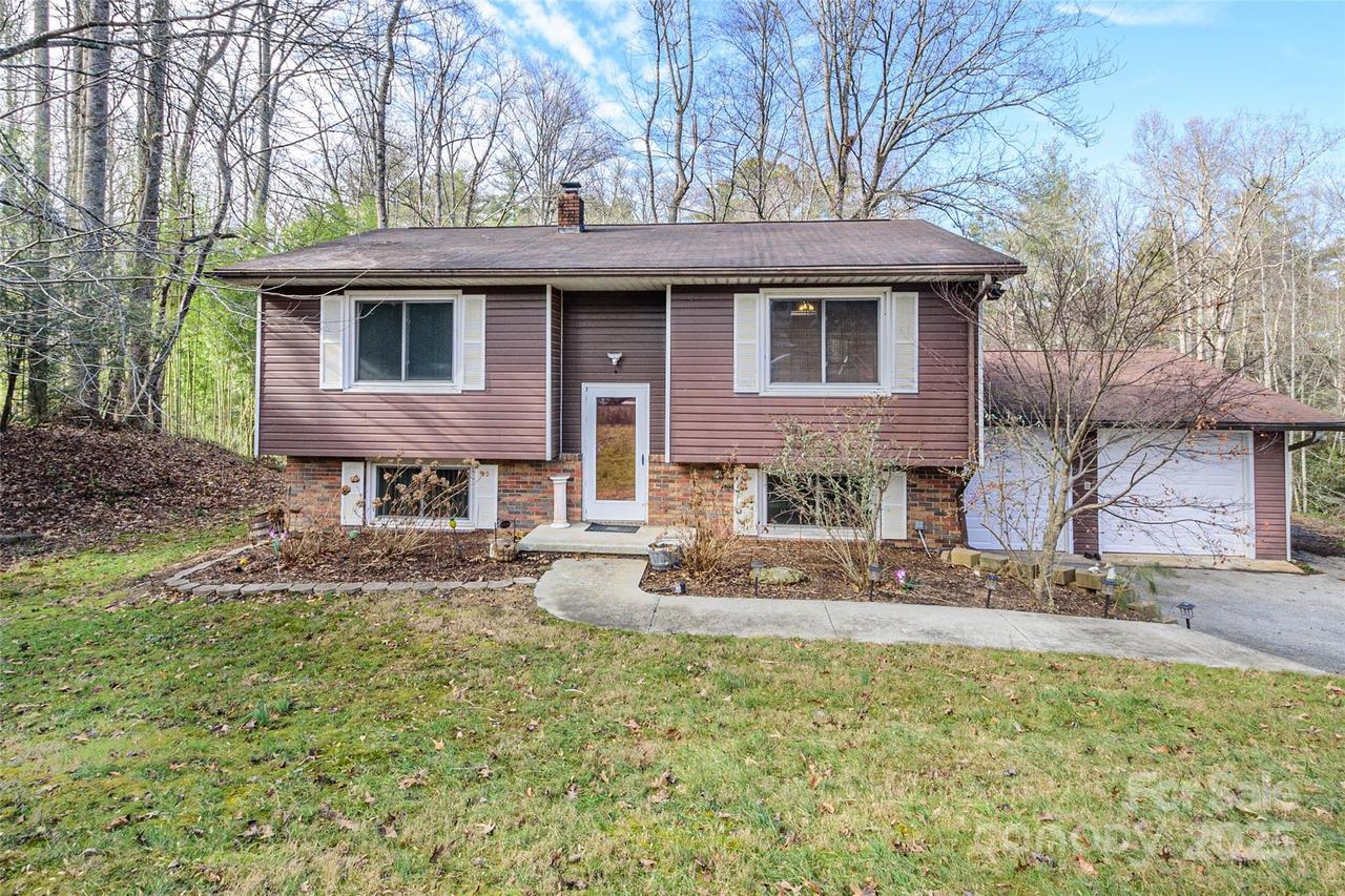 220 Leverette Dr., Hendersonville, NC 28791