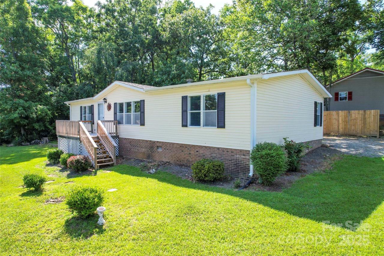 355 Shoreline Rd., New London, NC 28127