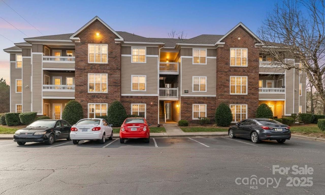 9709 Campus Walk Ln. #M, Charlotte, NC 28262