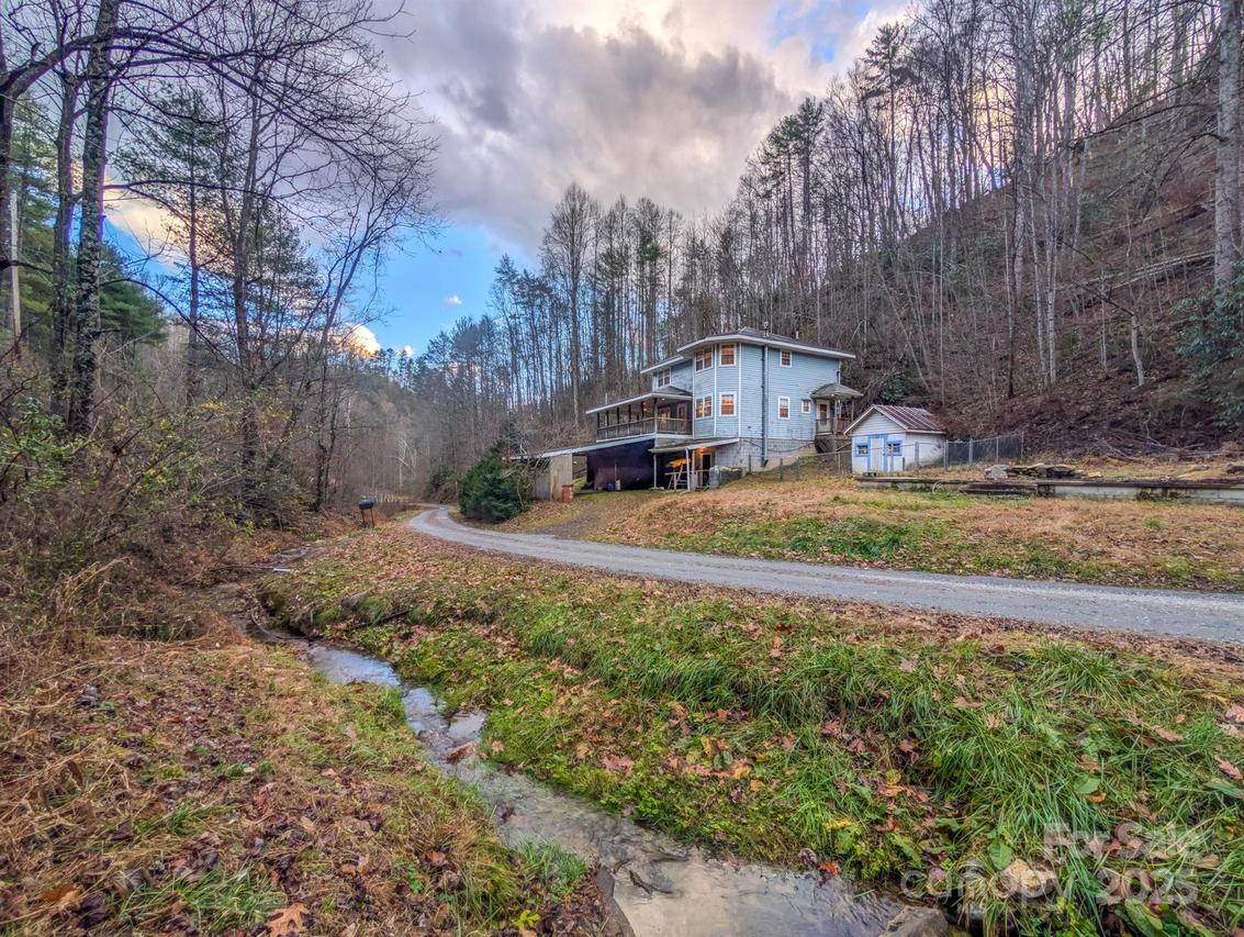 77 Griffith Branch Rd., Green Mountain, NC 28740
