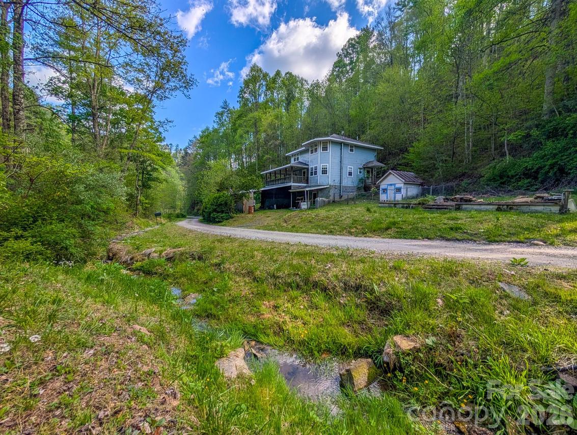 77 Griffith Branch Rd., Green Mountain, NC 28740