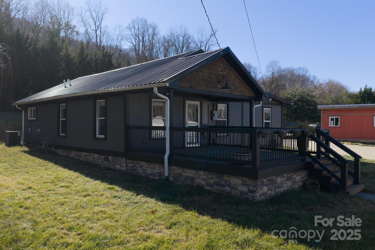 206 Martin Rd., Swannanoa, NC 28778