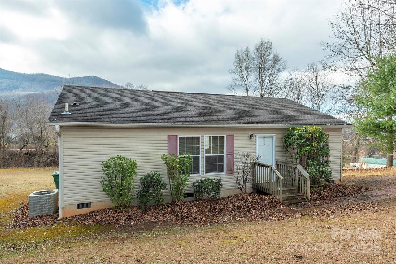 332 Richmond Ave., Swannanoa, NC 28778