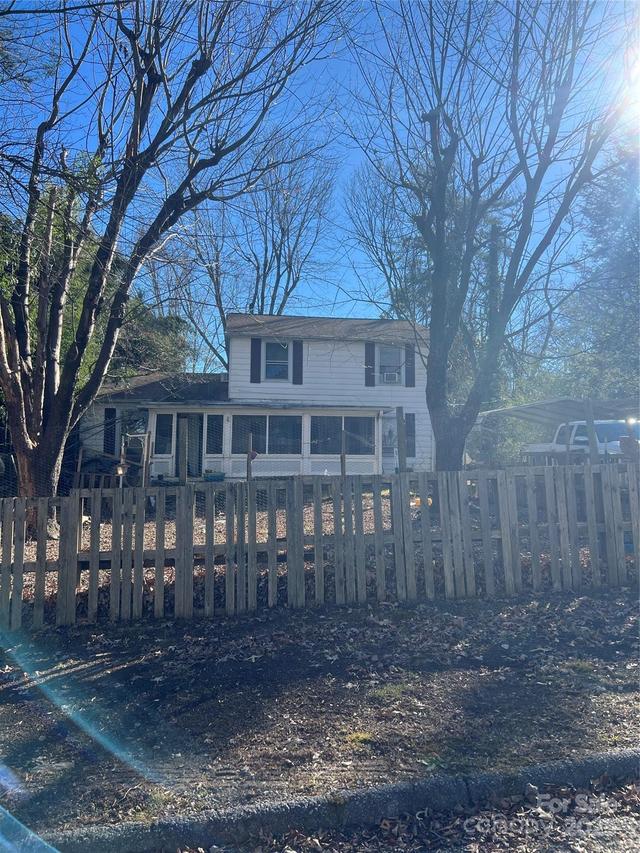 35 Blade Rd., Hendersonville, NC 28791