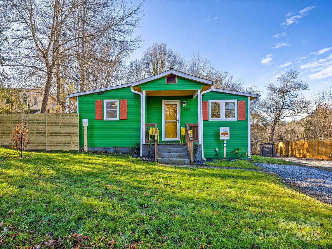 221 Oakdale St., Brevard, NC 28712