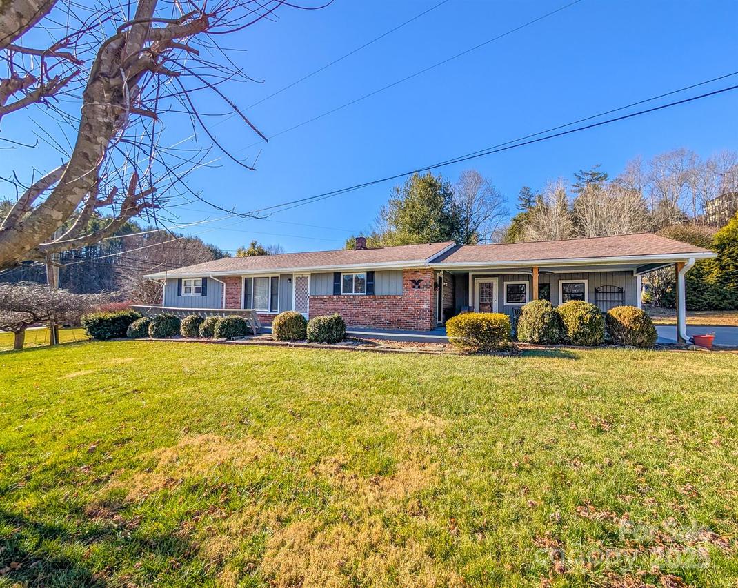 39 Hawthorne Ln., Burnsville, NC 28714