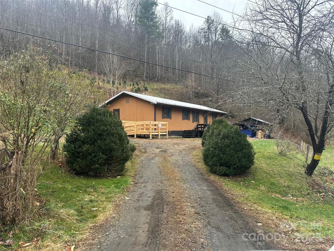 321 Raccoon Branch Rd., Green Mountain, NC 28740
