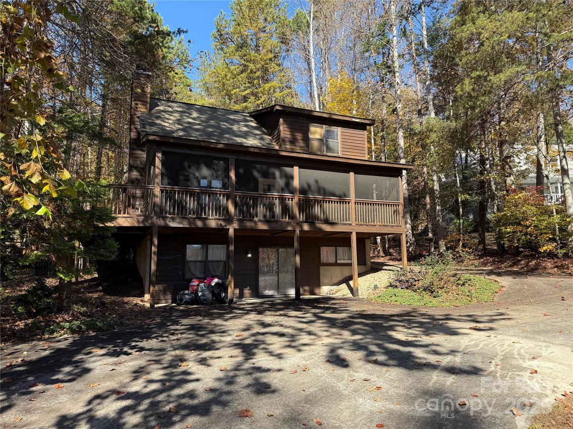584 Chatuge Village Cir., Hayesville, NC 28904