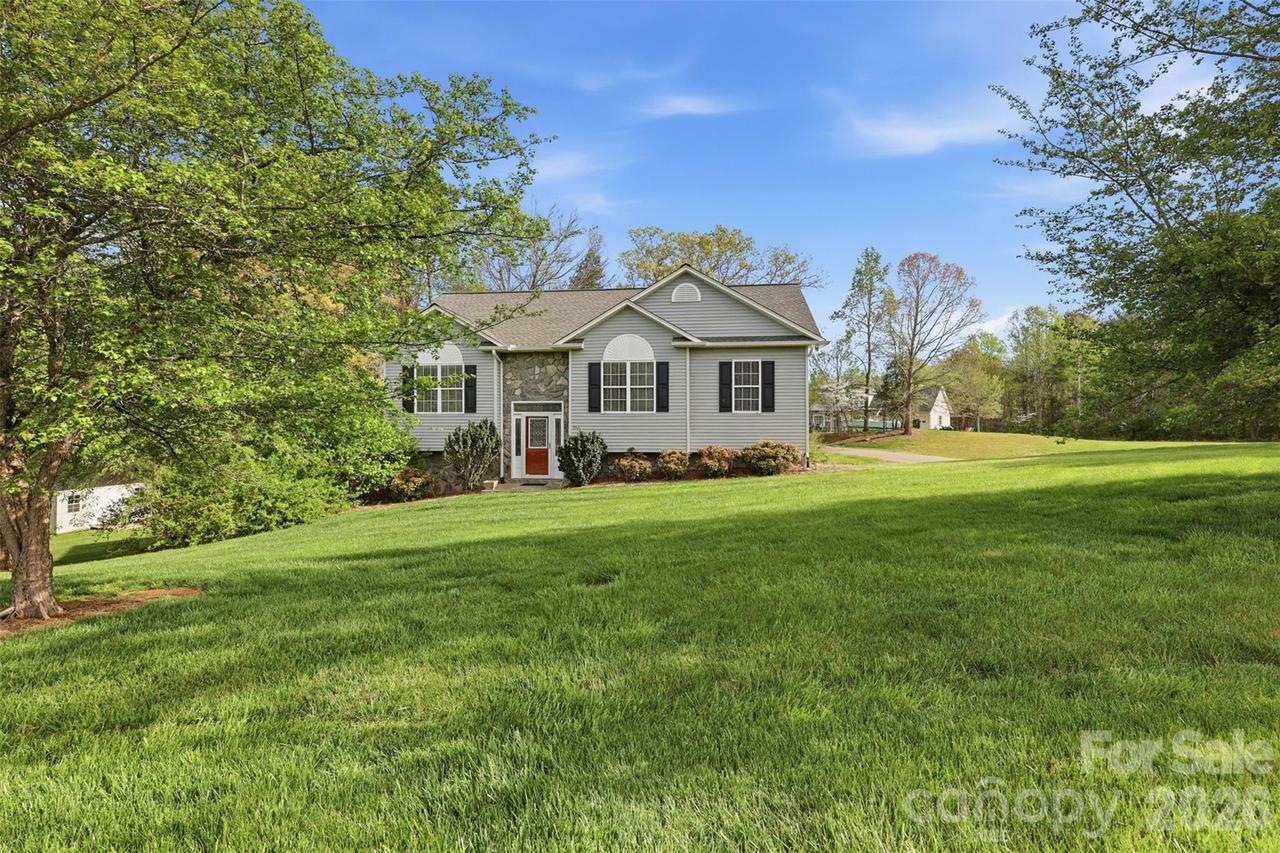 552 Meadowridge Dr., Taylorsville, NC 28681