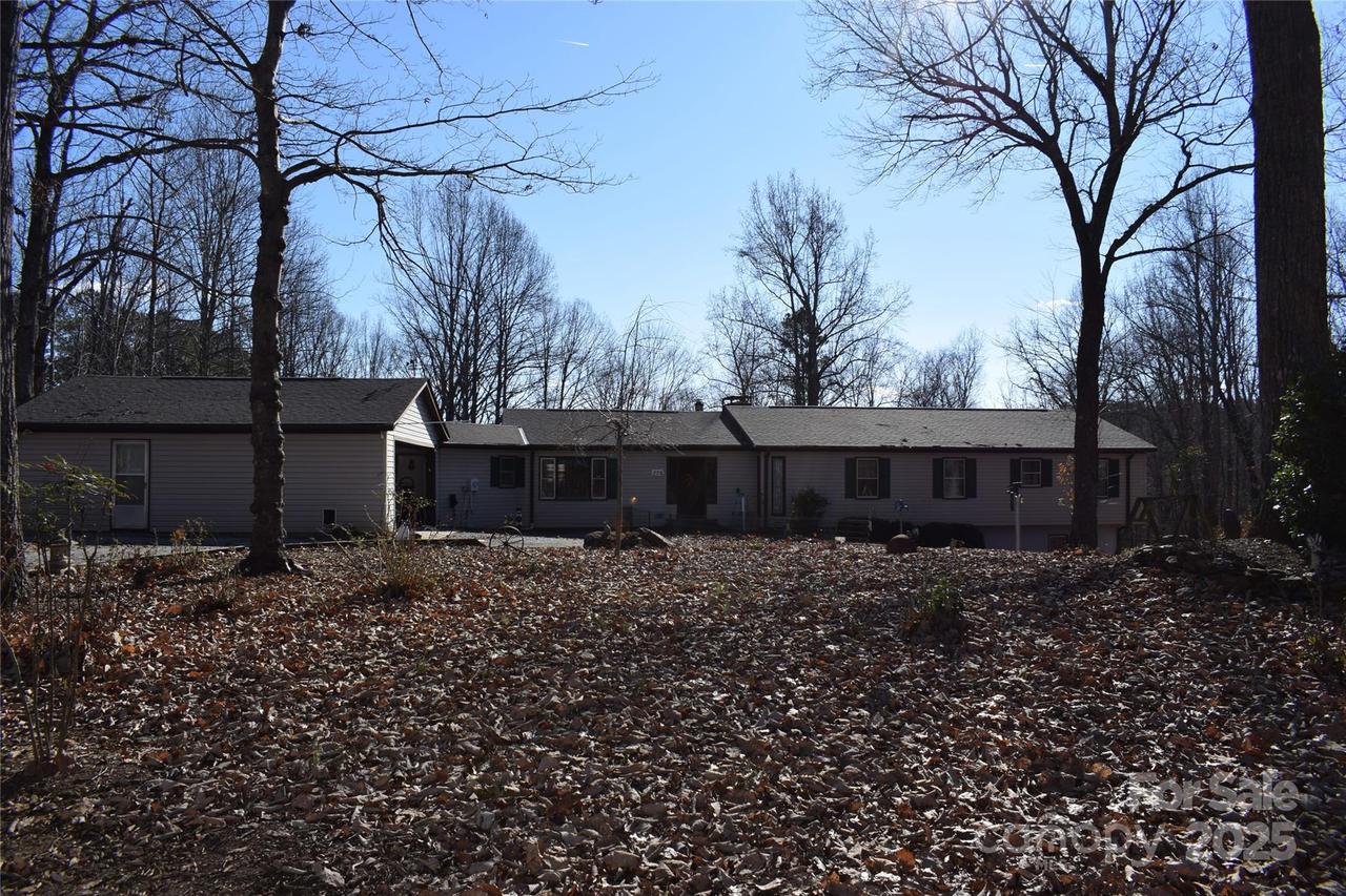 228 Wildwood Ln., Columbus, NC 28722