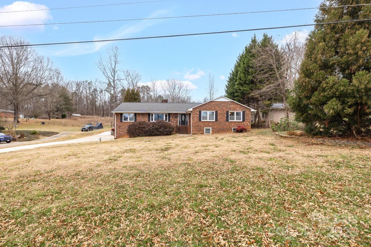 1175 Whispering Pines Dr., Kernersville, NC 27284