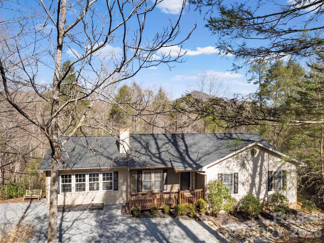 137 Weaver Ct., Lake Lure, NC 28746