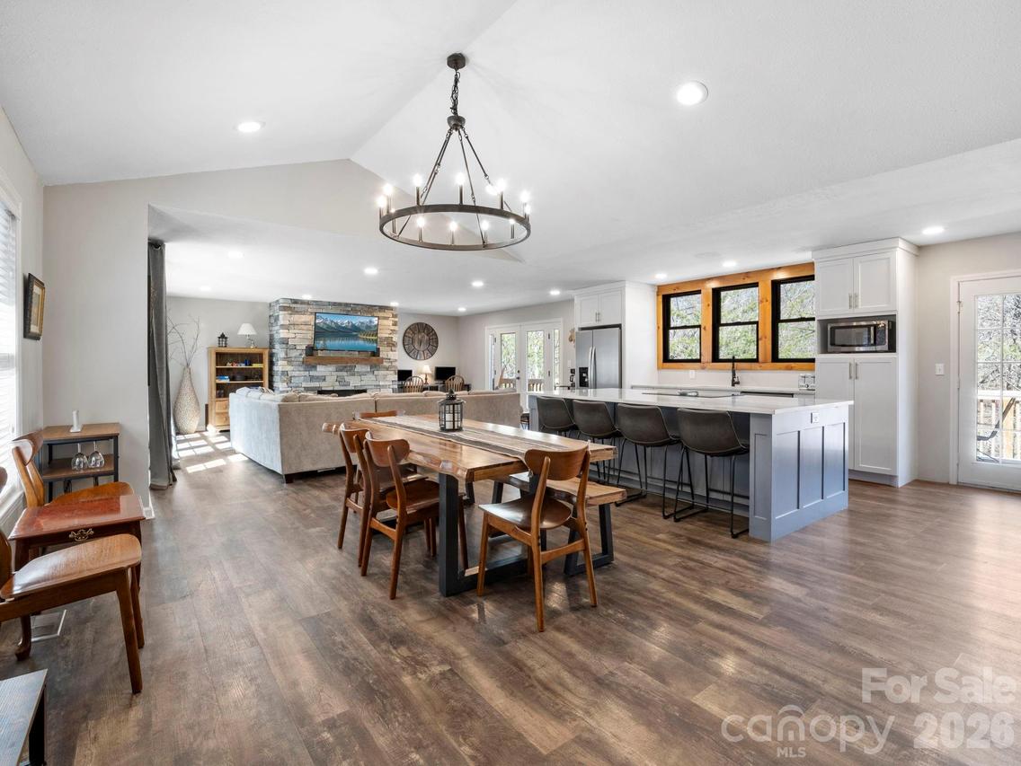 137 Weaver Ct., Lake Lure, NC 28746