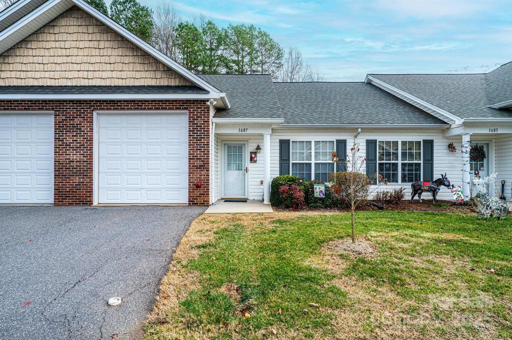 1687 Golden Cedar Ln., Newton, NC 28658