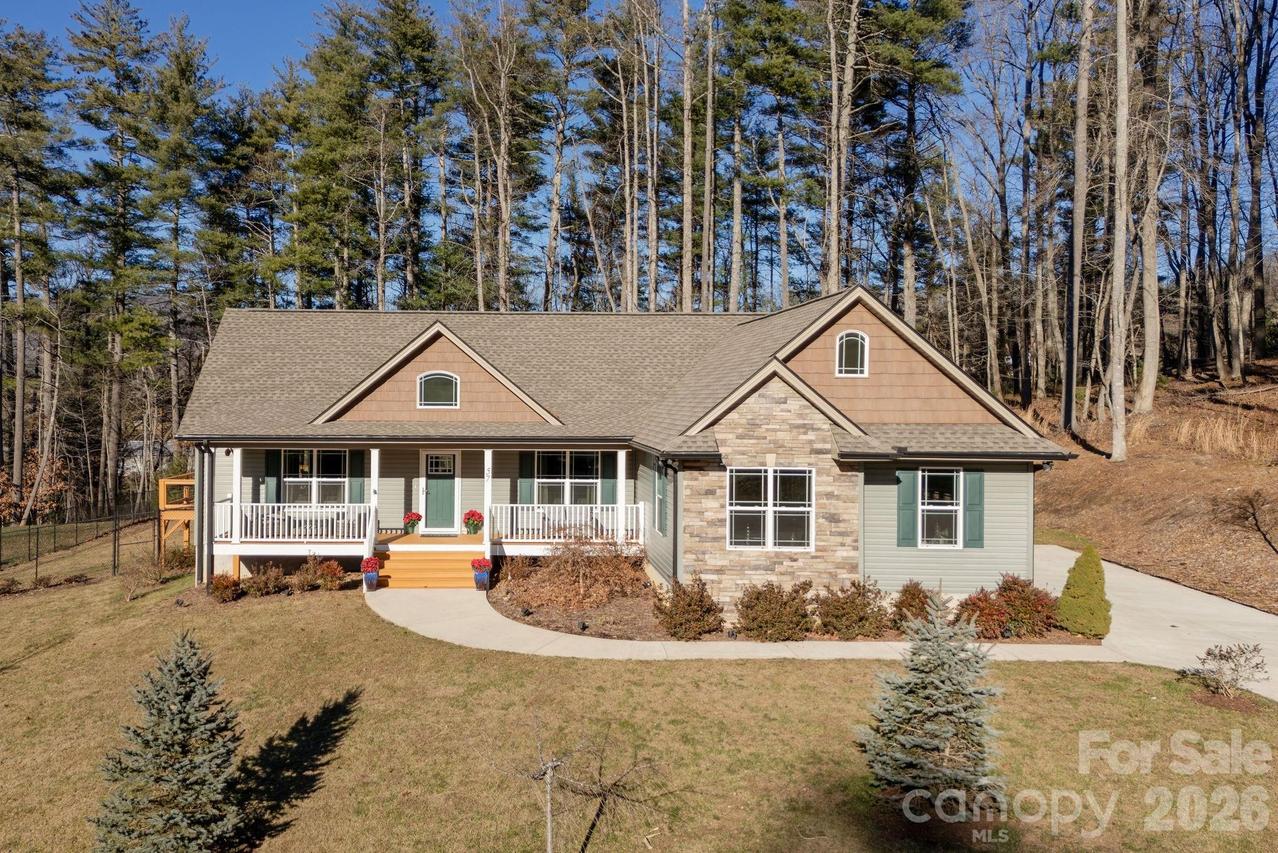 57 Pounding Mill Rd., Hendersonville, NC 28792