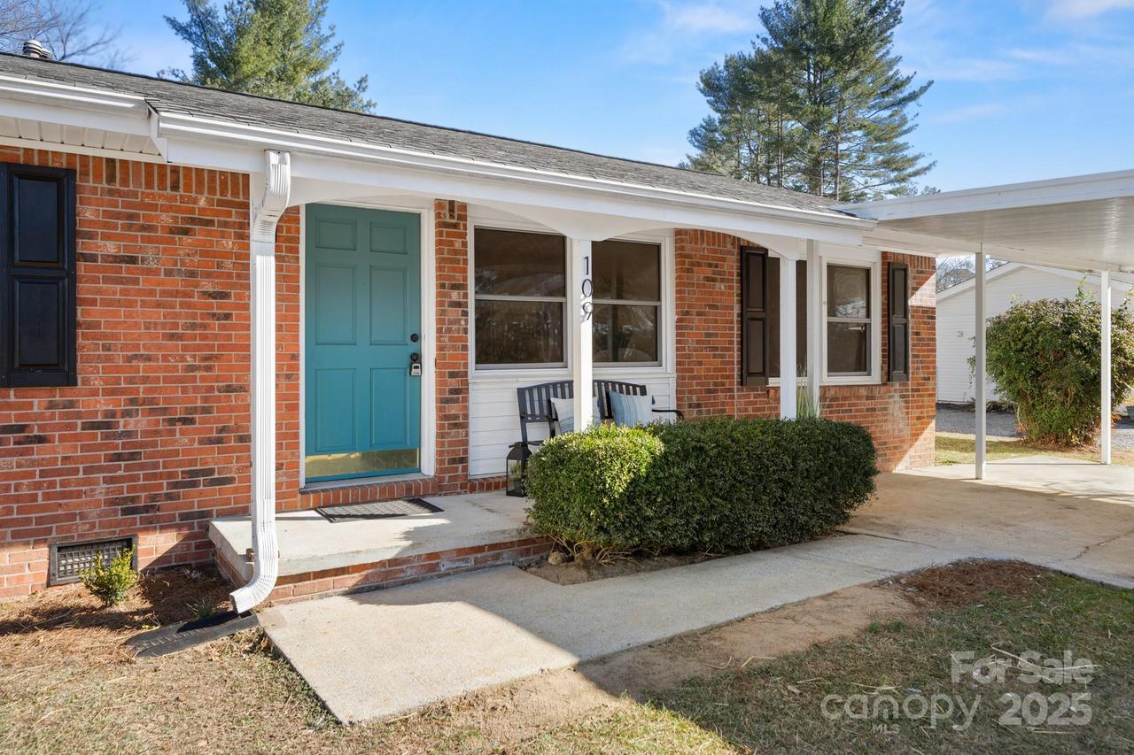 109 Willowbrook Rd., Hendersonville, NC 28792