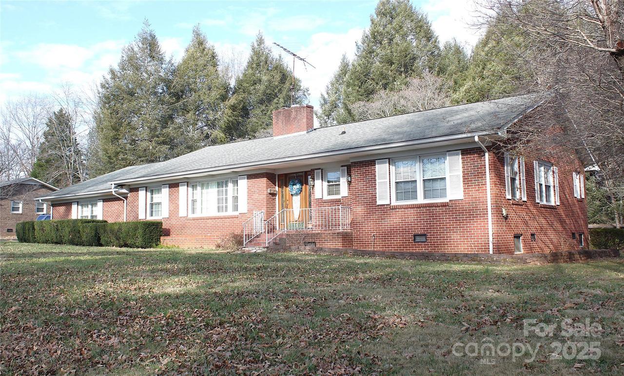 105 Woodlawn Dr., Morganton, NC 28655