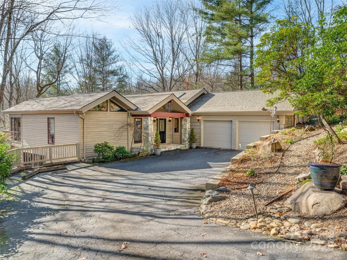 808 Dotsi Dr., Brevard, NC 28712