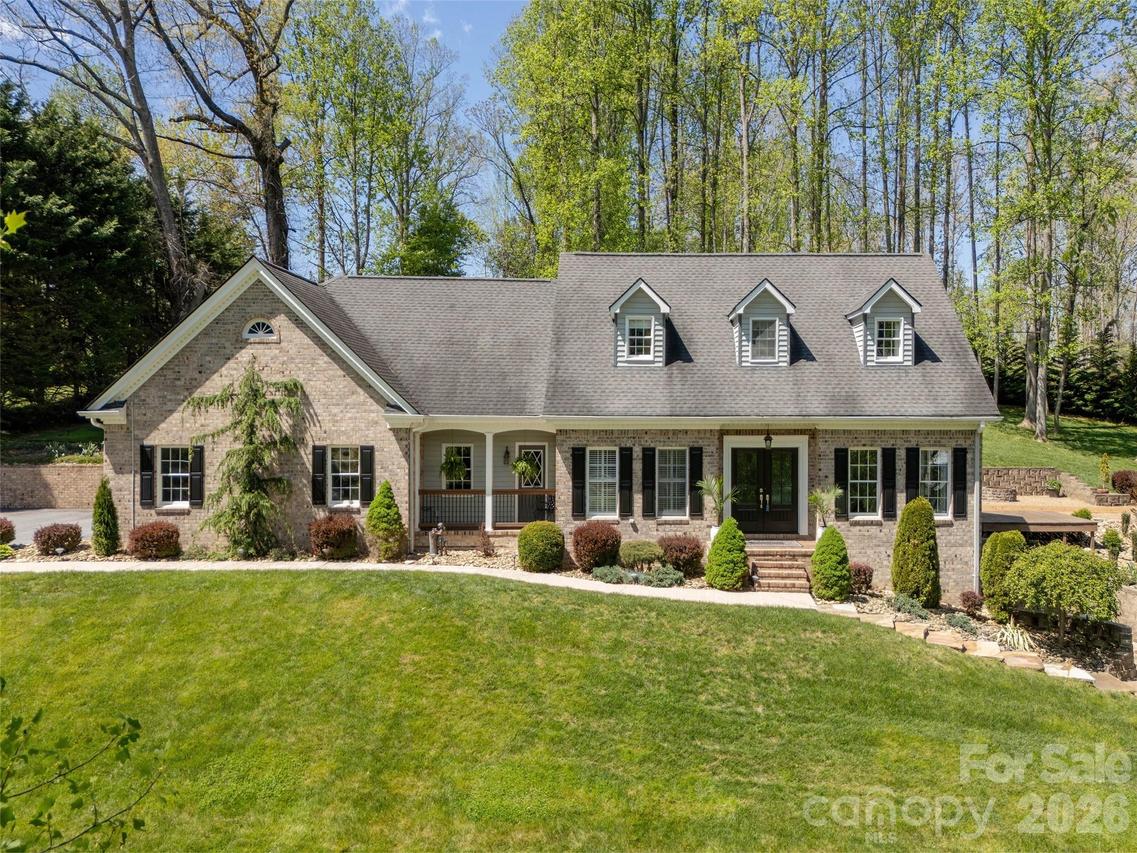 514 Whispering Hills Dr., Hendersonville, NC 28792