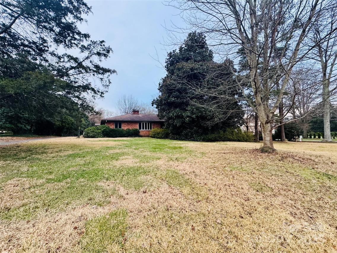 6001 Lansing Dr., Charlotte, NC 28270