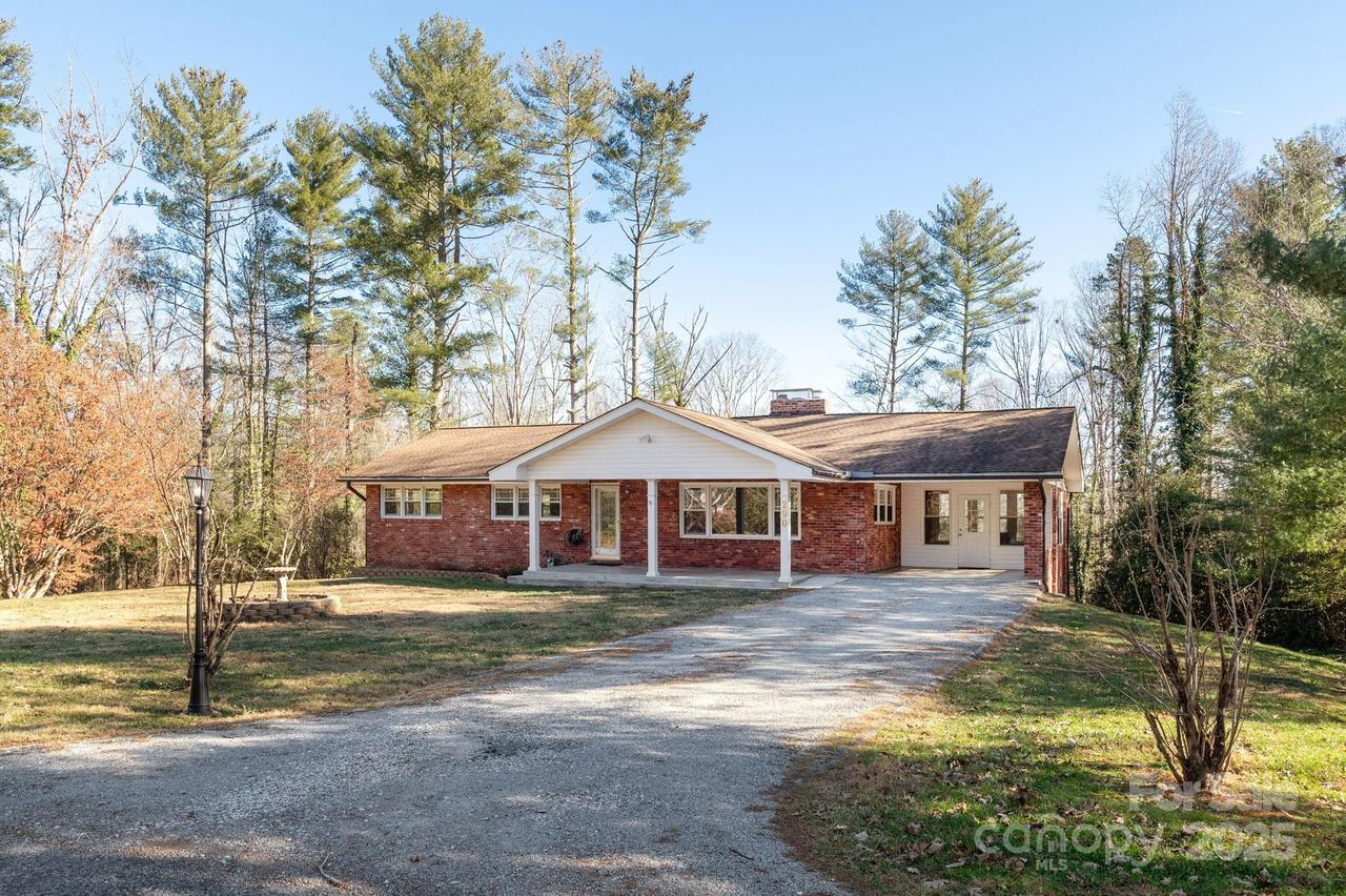 290 Crabapple Hill Ln., Hendersonville, NC 28792