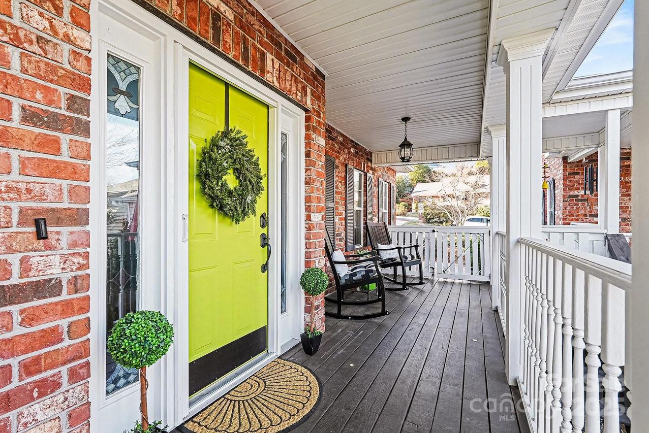 646 High Quarry Rd., Hendersonville, NC 28791