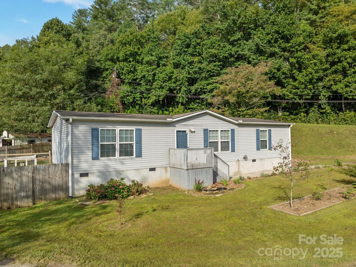 154 Turkey Pen Gap Rd., Horse Shoe, NC 28742