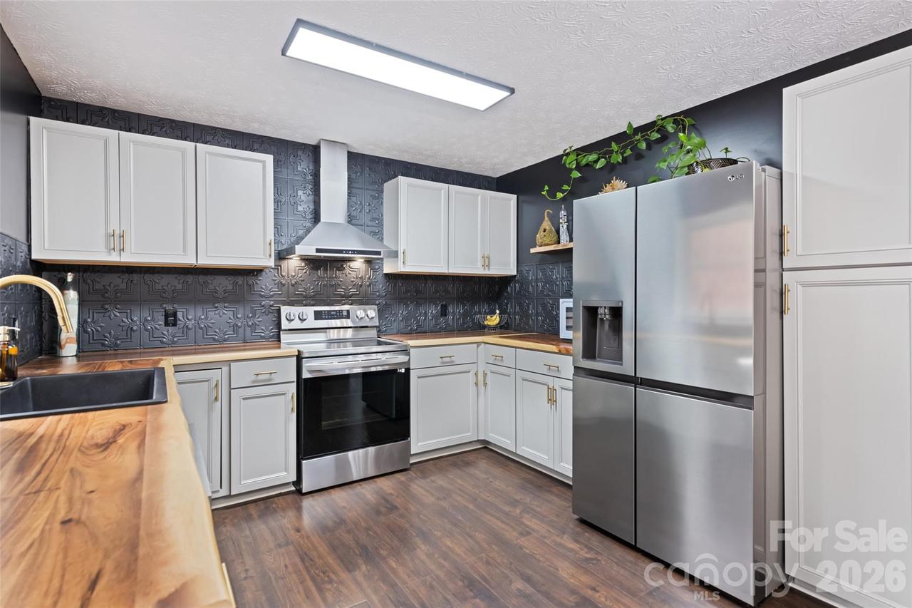 144 Pinehaven Dr., Clyde, NC 28721