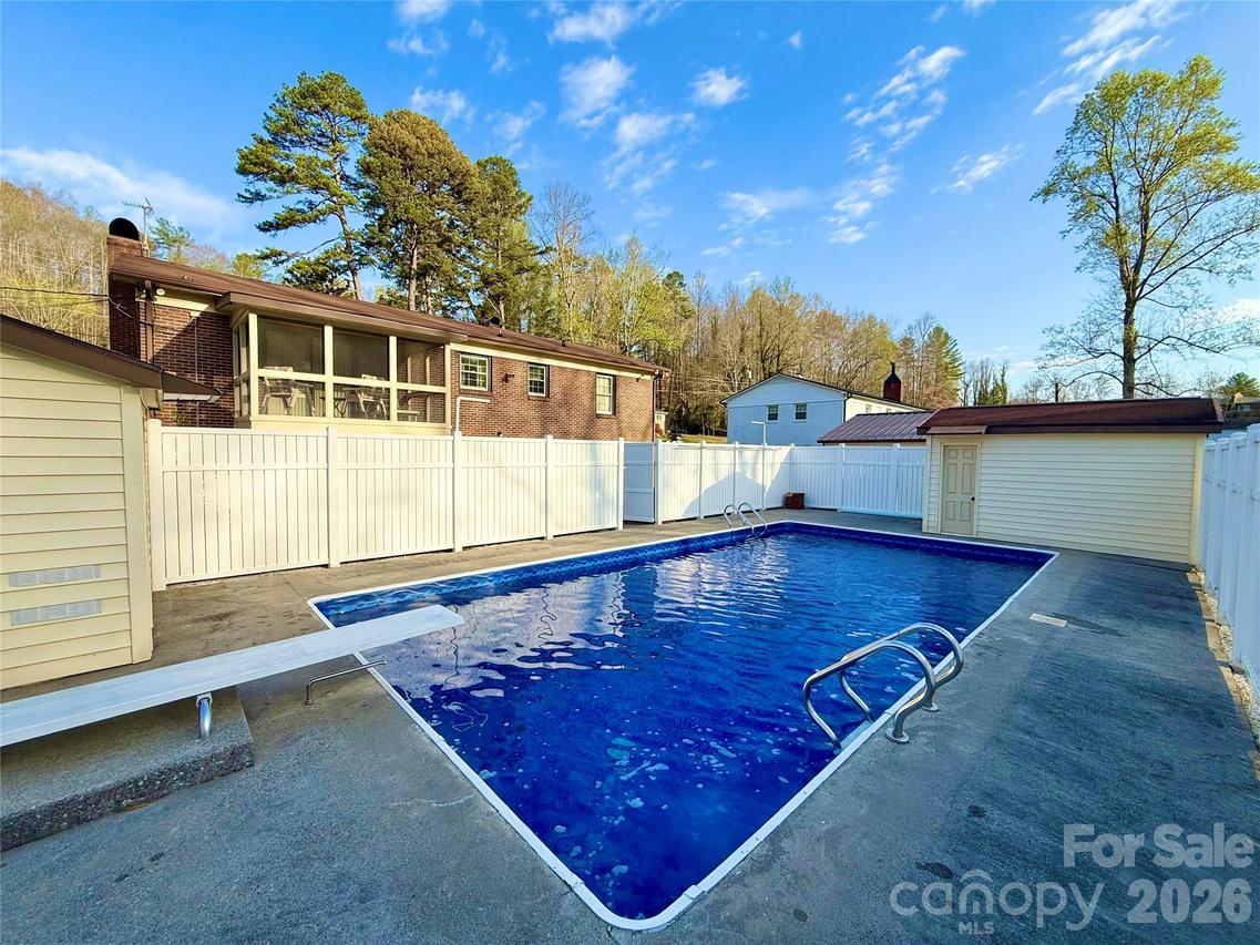902 Meadowood Dr., Lenoir, NC 28645