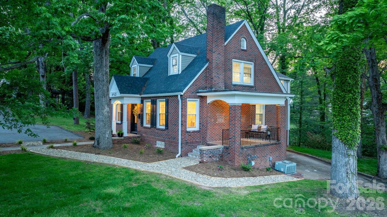 625 4th Street Dr., Hickory, NC 28601