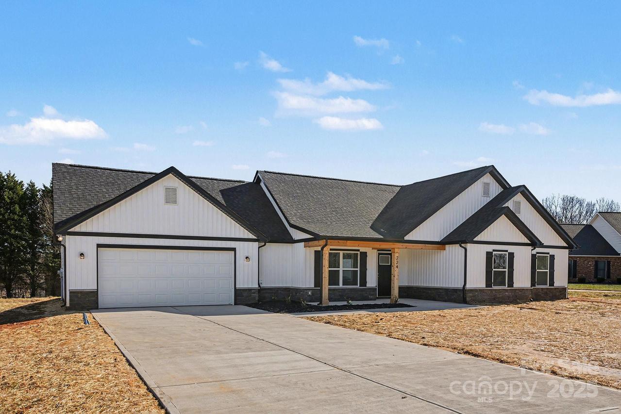 224 Meadow Oaks Dr., Statesville, NC 28625