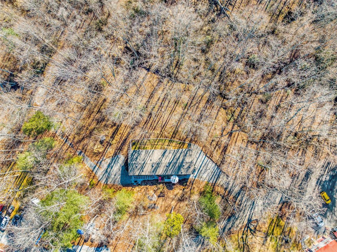 140 Crows Nest Rd., Hendersonville, NC 28791