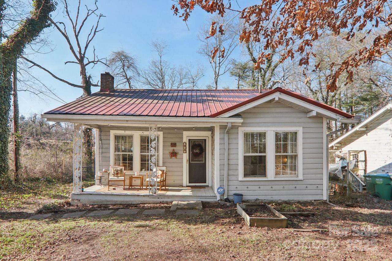 136 Half Circle Ln., Hendersonville, NC 28791