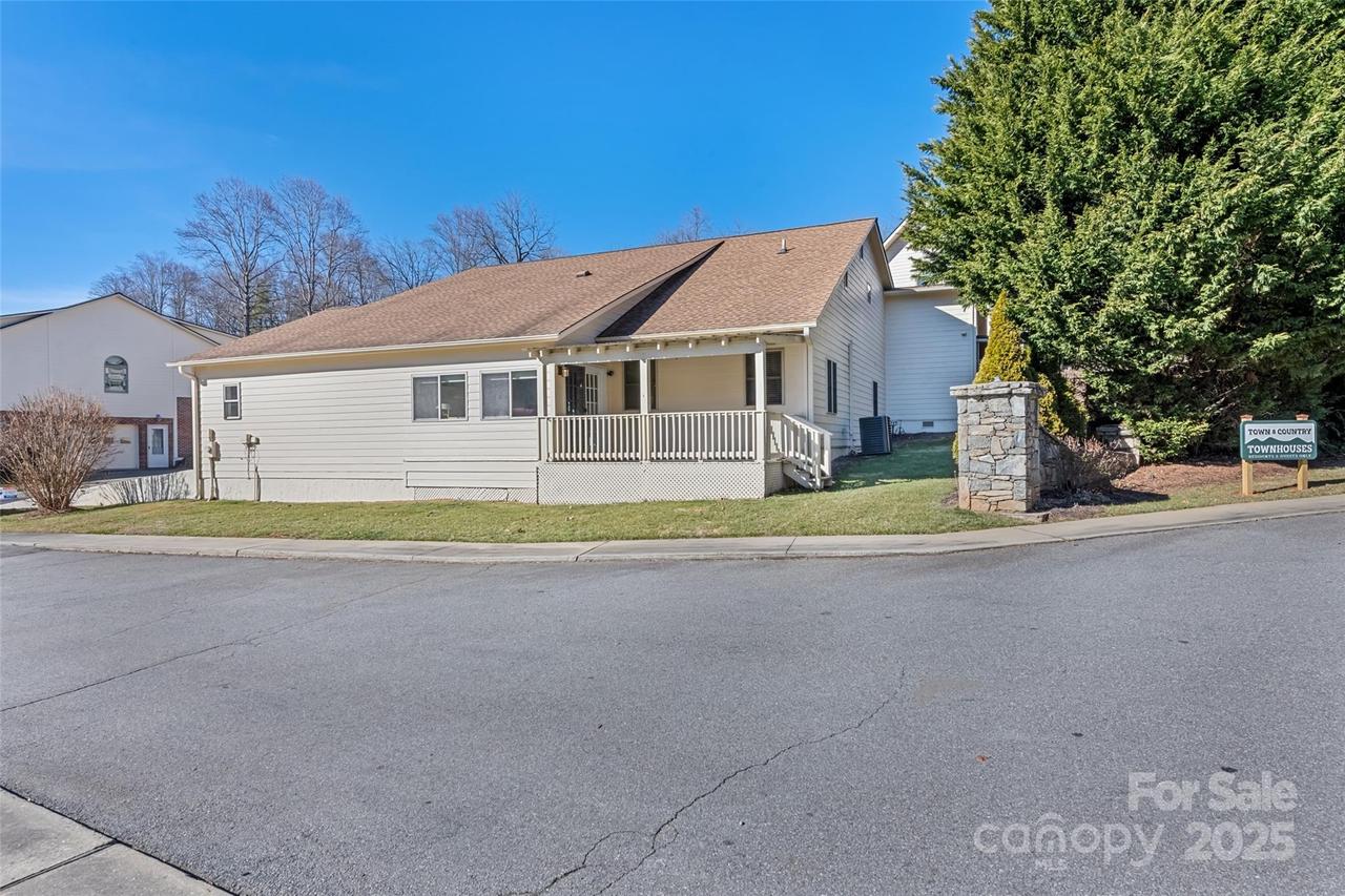 31 Bage St., Waynesville, NC 28786