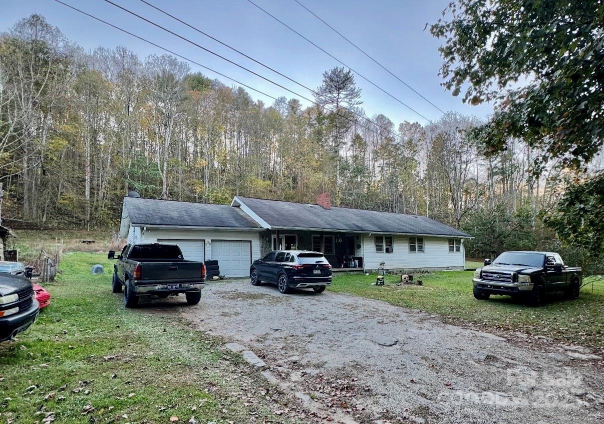 86 Burleson Rd., Bakersville, NC 28705