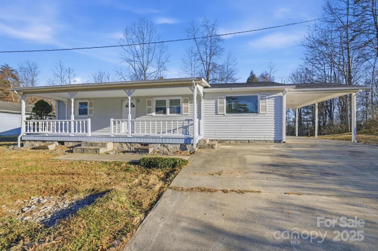 1206 Three Way Ln., Lenoir, NC 28645