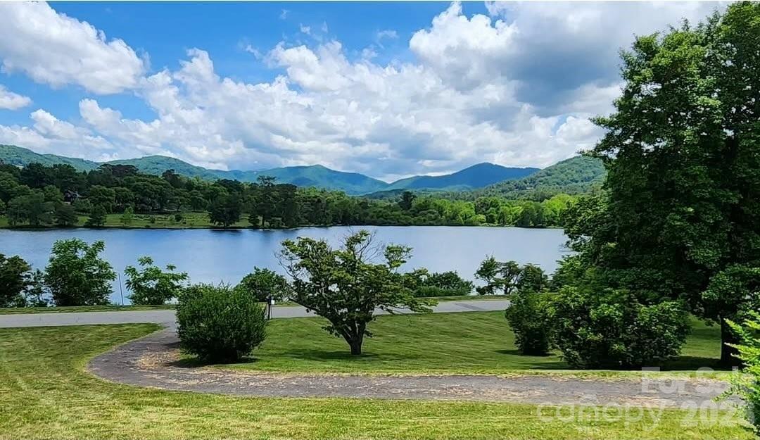 21 Edgewater Ln., Asheville, NC 28804