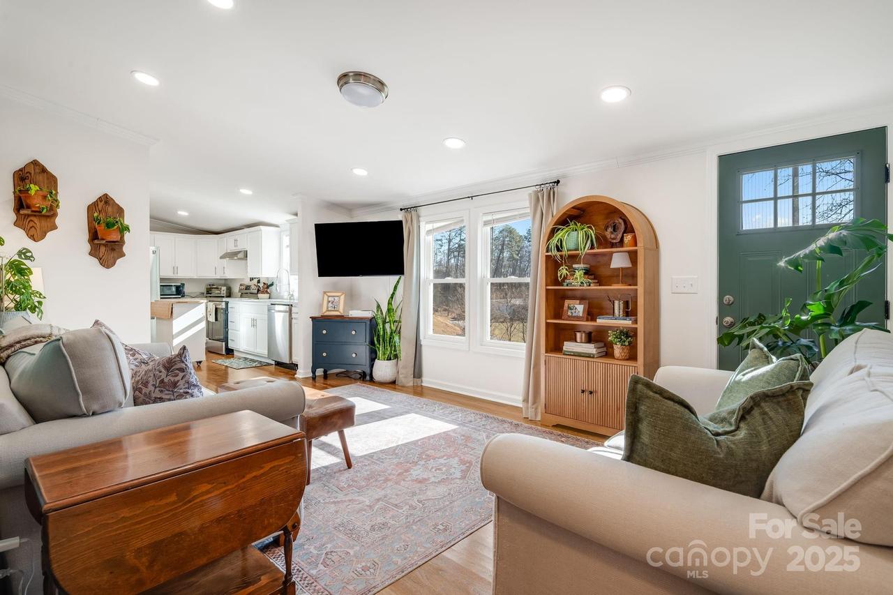 213 Sandy Creek Ct., Hendersonville, NC 28792