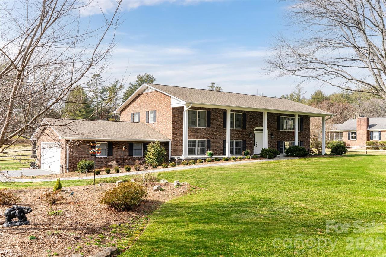 774 Crooked Creek Rd., Hendersonville, NC 28739
