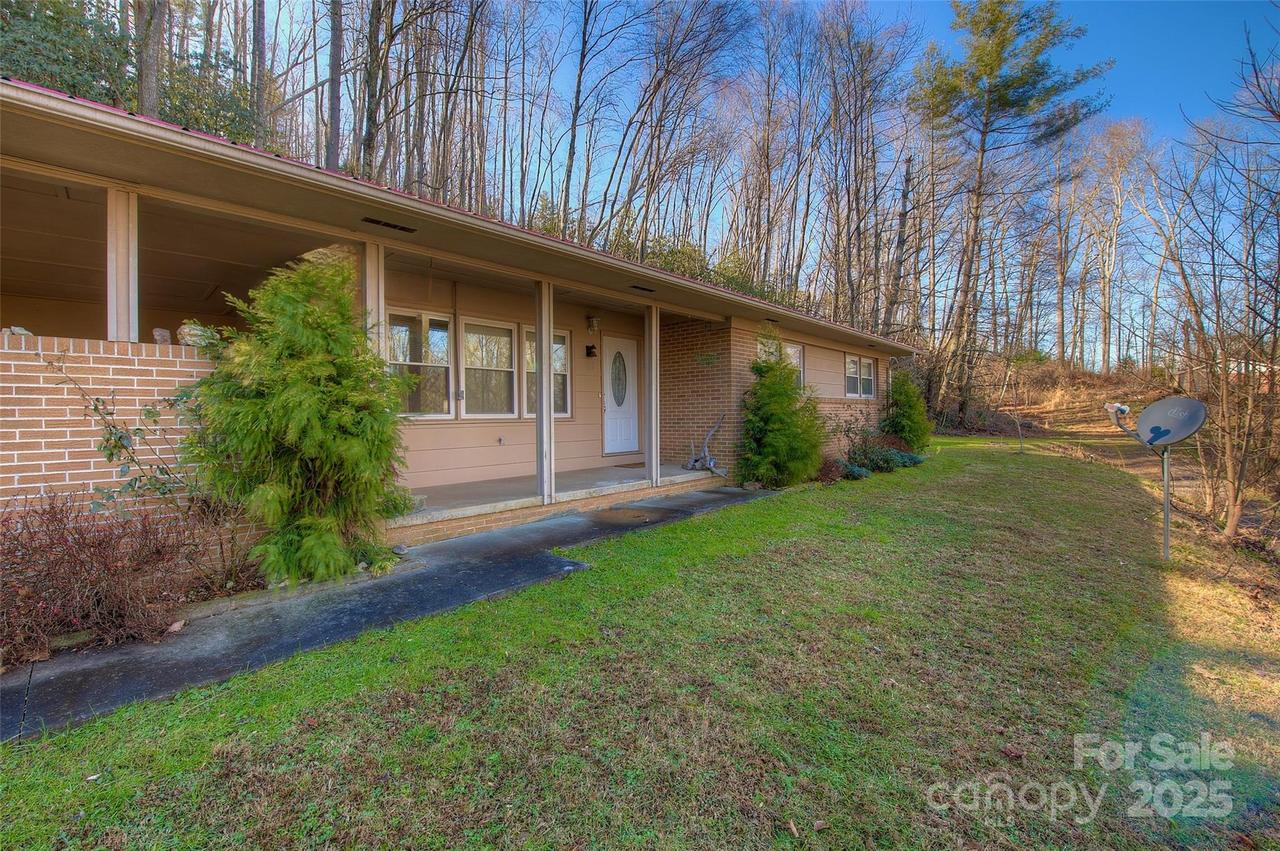 583 Deer Park Lake Rd., Spruce Pine, NC 28777