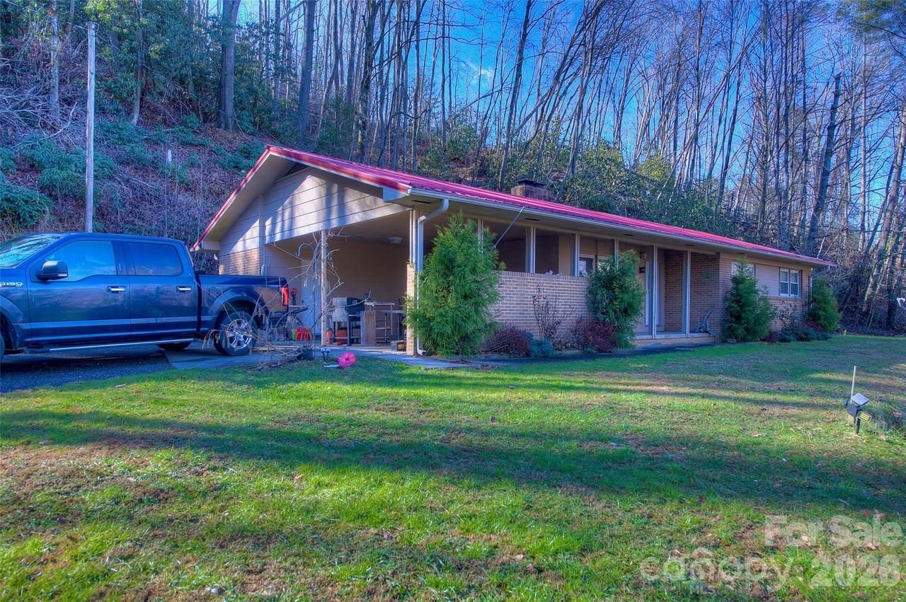 583 Deer Park Lake Rd., Spruce Pine, NC 28777